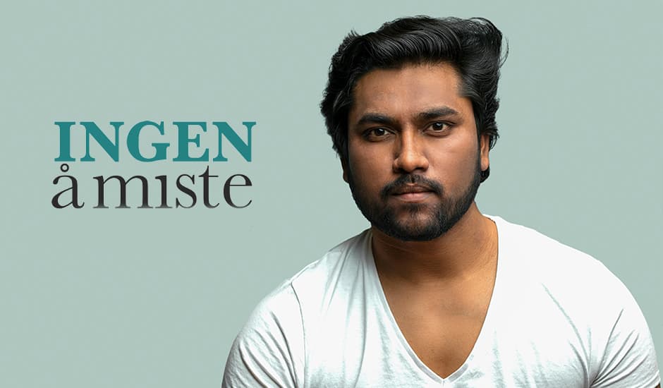 En mann med mørkt hår og skjegg, iført hvit skjorte med V-hals, ser rett inn i kameraet. Ved siden av ham står det INGEN å miste i stor, fet skrift på en lysegrønn bakgrunn.