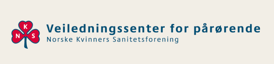 Logo med en rød kløver med bokstavene N K S i hvert blad, ved siden av teksten Veiledningssenter for pårørende og Norske Kvinners Sanitetsforening i blått.