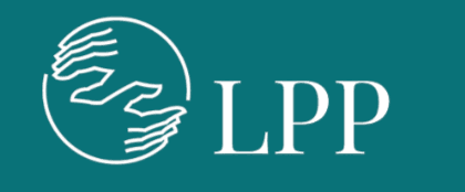 Hvitt omriss av tre hender som danner en sirkel ved siden av de hvite versalbokstavene LPP, alt på blågrønn bakgrunn.