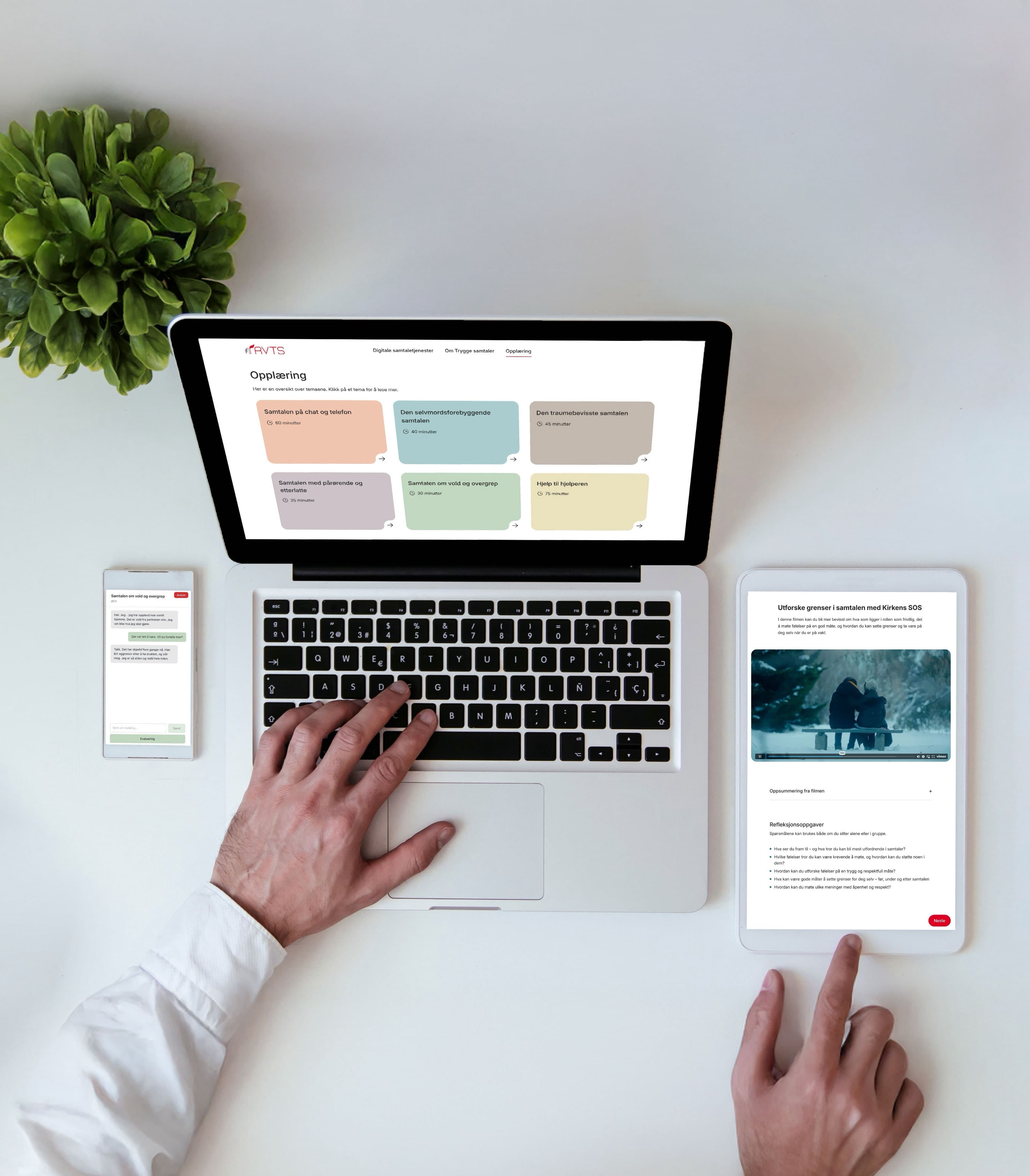 PC, mobil og Ipad som viser nettsiden Trygge Samtaler